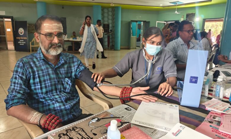 प्रेस क्लब में स्वास्थ्य जांच कराते पत्रकार और डॉक्टरों का परामर्श सत्र।