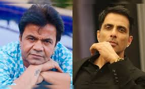 एक तरफ कोर्ट परिसर में राजपाल यादव और दूसरी तरफ मुस्कुराते हुए सोनू सूद की प्रतीकात्मक तस्वीर।