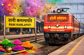 होली के मौके पर सजती भारतीय रेलवे की ट्रेन और रीवा रेलवे स्टेशन का दृश्य।