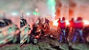 संयुक्त राष्ट्र सुरक्षा परिषद का लोगो और दूसरी तरफ दिल्ली के लाल किले के पास हुए धमाके के बाद का दृश्य।