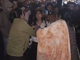 रीवा में सड़क पर हंगामा करती युवती और मौके पर मौजूद पुलिस और भीड़।