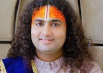 अनिरुद्धाचार्य महाराज इंदौर में प्रवचन देते हुए और आईपीएल का लोगो।