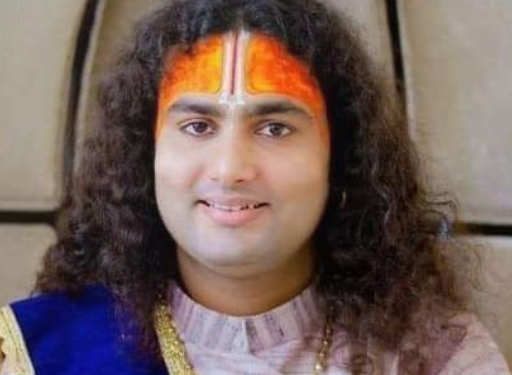 अनिरुद्धाचार्य महाराज इंदौर में प्रवचन देते हुए और आईपीएल का लोगो।