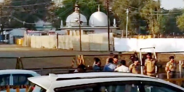 High Court of Madhya Pradesh Indore Bench building and a symbolic image of Bhojshala premises in Dhar representing the legal inspection.