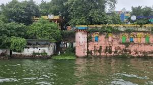 भोपाल बड़े तालाब पर अवैध 2 मंजिला बिल्डिंग और स्वीमिंग पूल, ड्रोन से ली गई तस्वीर