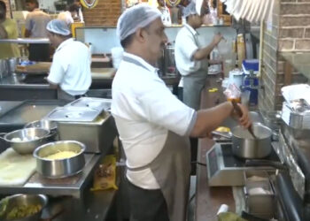 भोपाल के फास्ट फूड रेस्तरां में इंडक्शन कुकटॉप पर खाना बनाते कर्मचारी, LPG संकट के बीच नया विकल्प
