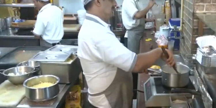 भोपाल के फास्ट फूड रेस्तरां में इंडक्शन कुकटॉप पर खाना बनाते कर्मचारी, LPG संकट के बीच नया विकल्प