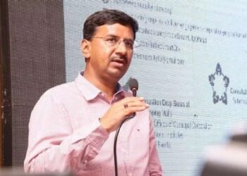 यह विजुअल आयुक्त मनीष सिंह को विभाग के अधिकारियों के साथ एक गंभीर बैठक करते हुए दिखाता है, जहाँ वे प्रशासनिक सुधारों का रोडमैप साझा कर रहे हैं।