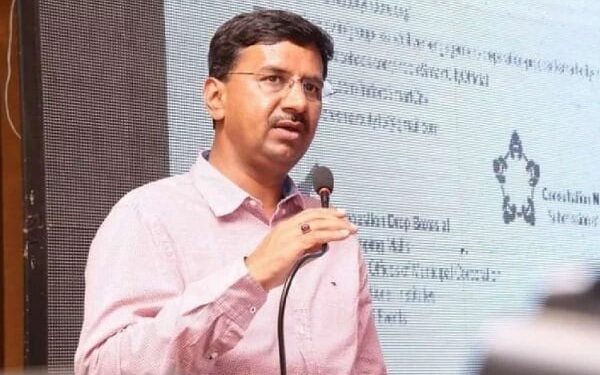 यह विजुअल आयुक्त मनीष सिंह को विभाग के अधिकारियों के साथ एक गंभीर बैठक करते हुए दिखाता है, जहाँ वे प्रशासनिक सुधारों का रोडमैप साझा कर रहे हैं।