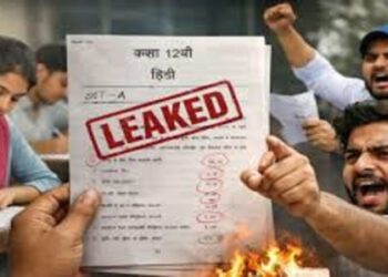 यह विजुअल छत्तीसगढ़ माध्यमिक शिक्षा मंडल के मुख्यालय और परेशान छात्रों के बीच नई परीक्षा तिथि '10 अप्रैल' को स्पष्ट रूप से दर्शाता है, जो सूचनात्मक और प्रभावी है।