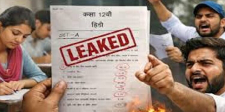 यह विजुअल छत्तीसगढ़ माध्यमिक शिक्षा मंडल के मुख्यालय और परेशान छात्रों के बीच नई परीक्षा तिथि '10 अप्रैल' को स्पष्ट रूप से दर्शाता है, जो सूचनात्मक और प्रभावी है।