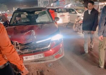 छतरपुर में पुल से गिरी तेज रफ्तार कार, स्कूटर सवार दो लोग घायल