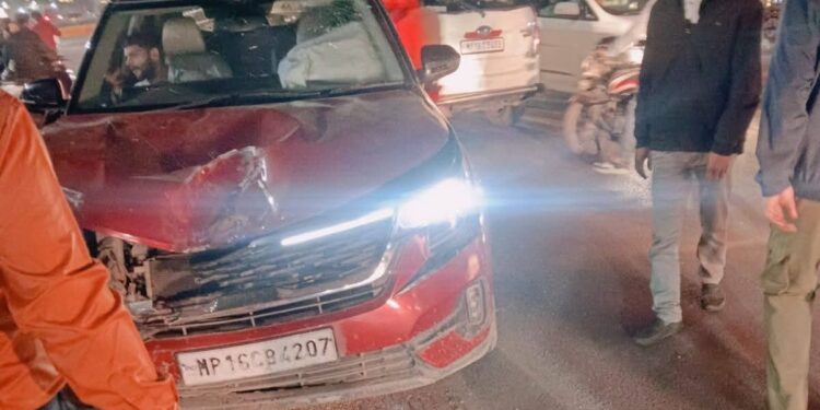 छतरपुर में पुल से गिरी तेज रफ्तार कार, स्कूटर सवार दो लोग घायल