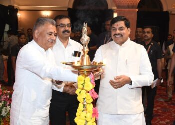 यह विजुअल मुख्यमंत्री को उज्ज्वल भविष्य के प्रतीक यूपीएससी चयनित अधिकारियों के साथ संवाद करते हुए और 'प्रतिभाओं का परचम' पुस्तिका दिखाते हुए कैप्चर करता है।