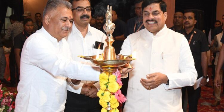 यह विजुअल मुख्यमंत्री को उज्ज्वल भविष्य के प्रतीक यूपीएससी चयनित अधिकारियों के साथ संवाद करते हुए और 'प्रतिभाओं का परचम' पुस्तिका दिखाते हुए कैप्चर करता है।