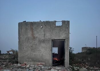 दतिया जिले के नरगढ़ गांव स्थित स्टोन क्रेशर में बारूद विस्फोट के बाद घायल मजदूरों को अस्पताल ले जाया गया