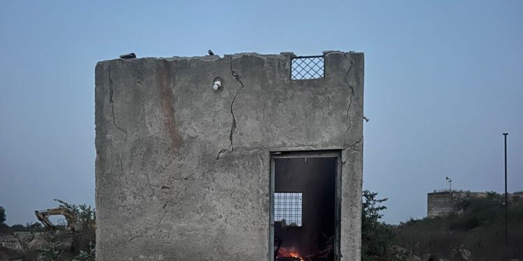 दतिया जिले के नरगढ़ गांव स्थित स्टोन क्रेशर में बारूद विस्फोट के बाद घायल मजदूरों को अस्पताल ले जाया गया