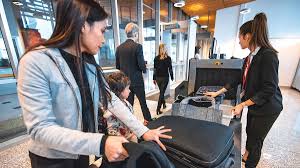 दिल्ली एयरपोर्ट सुरक्षा जांच और सिन्दूर लगाए महिला की प्रतीकात्मक फोटो।