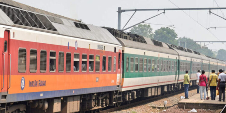 यह विजुअल एक आधुनिक ट्रेन के साथ 'Summer Special 2026' का बोर्ड दिखाता है, जो छुट्टियों की लंबी दूरी की यात्रा का अहसास कराता है।