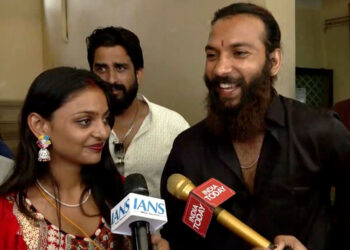 कुंभ मेला चर्चित मोनालिसा अपने अंतरधार्मिक विवाह पर मीडिया से बात करते हुए