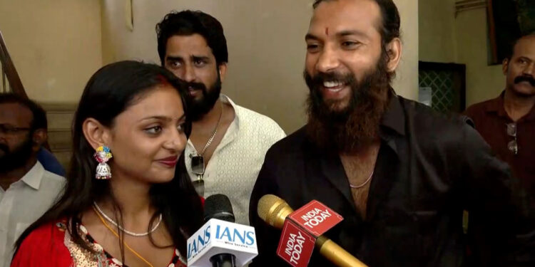 कुंभ मेला चर्चित मोनालिसा अपने अंतरधार्मिक विवाह पर मीडिया से बात करते हुए