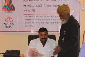 यह विजुअल दिखाता है कि कैसे एक साधारण ग्रामीण परिवेश में तकनीक (AI) का प्रवेश हो रहा है, जहाँ मोबाइल ऐप के जरिए पंचायत की कार्यवाही को 'स्मार्ट' बनाया जा रहा है।