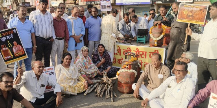 नीमच कलेक्ट्रेट में अतिरिक्त कलेक्टर बीएल कालेश की अध्यक्षता में होटल और कैटरिंग व्यवसायियों की बैठक