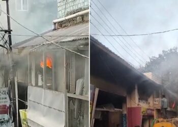 रतलाम में बैंक के बाहर खड़ी फायर ब्रिगेड की गाड़ियां और आग बुझाते कर्मचारी।