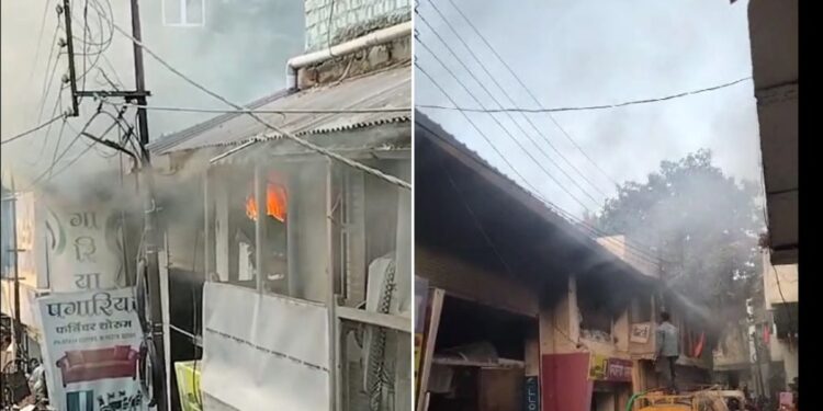 रतलाम में बैंक के बाहर खड़ी फायर ब्रिगेड की गाड़ियां और आग बुझाते कर्मचारी।