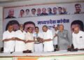 भोपाल में पंडित जवाहरलाल नेहरू की पुण्यतिथि पर आयोजित श्रद्धांजलि सभा में मंच पर मौजूद पूर्व मुख्यमंत्री दिग्विजय सिंह और वरिष्ठ पत्रकार राजेश बादल।