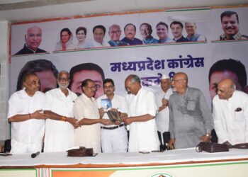 भोपाल में पंडित जवाहरलाल नेहरू की पुण्यतिथि पर आयोजित श्रद्धांजलि सभा में मंच पर मौजूद पूर्व मुख्यमंत्री दिग्विजय सिंह और वरिष्ठ पत्रकार राजेश बादल।