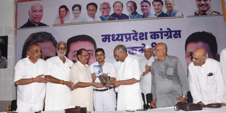 भोपाल में पंडित जवाहरलाल नेहरू की पुण्यतिथि पर आयोजित श्रद्धांजलि सभा में मंच पर मौजूद पूर्व मुख्यमंत्री दिग्विजय सिंह और वरिष्ठ पत्रकार राजेश बादल।