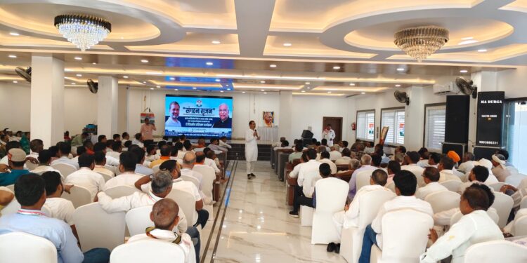 सीधी में आयोजित कांग्रेस के दो दिवसीय संगठन सृजन अभियान के मंच पर उपस्थित पीसीसी अध्यक्ष जीतू पटवारी, अजय सिंह और अन्य दिग्गज नेता।