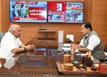 नई दिल्ली में भाजपा के राष्ट्रीय अध्यक्ष नितिन नवीन को गुलदस्ता भेंट कर उनका अभिवादन करते मध्य प्रदेश भाजपा अध्यक्ष हेमंत खण्डेलवाल।