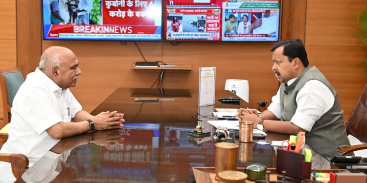 नई दिल्ली में भाजपा के राष्ट्रीय अध्यक्ष नितिन नवीन को गुलदस्ता भेंट कर उनका अभिवादन करते मध्य प्रदेश भाजपा अध्यक्ष हेमंत खण्डेलवाल।