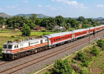 जबलपुर रेलवे स्टेशन पर खड़ी आधुनिक लाल रंग की एलएचबी (LHB) कोच वाली श्रीधाम एक्सप्रेस।