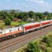 जबलपुर रेलवे स्टेशन पर खड़ी आधुनिक लाल रंग की एलएचबी (LHB) कोच वाली श्रीधाम एक्सप्रेस।