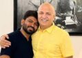 भारत में कॉकरोच जनता पार्टी का ब्लॉक हुआ X अकाउंट और संस्थापक अभिजीत दिपके की मनीष सिसोदिया के साथ फाइल फोटो।