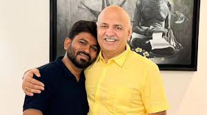 भारत में कॉकरोच जनता पार्टी का ब्लॉक हुआ X अकाउंट और संस्थापक अभिजीत दिपके की मनीष सिसोदिया के साथ फाइल फोटो।