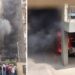 भोपाल के रचना टावर के बेसमेंट में ईवी स्कूटर और एसयूवी कार में लगी भीषण आग को बुझाते लोग।
