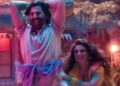 फिल्म 'वेलकम टू द जंगल' के सेट पर अक्षय कुमार के साथ मुस्कुरातीं भोजपुरी एक्ट्रेस अक्षरा सिंह।