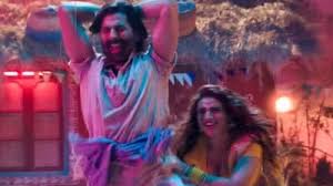फिल्म 'वेलकम टू द जंगल' के सेट पर अक्षय कुमार के साथ मुस्कुरातीं भोजपुरी एक्ट्रेस अक्षरा सिंह।