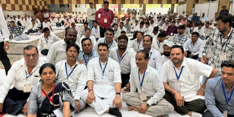 मंदसौर में आयोजित कांग्रेस के संगठन सृजन अभियान के प्रशिक्षण शिविर में चर्चा करते पार्टी पदाधिकारी और कार्यकर्ता।