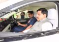 भोपाल में अपनी नई इलेक्ट्रिक कार 'महिंद्रा XEV 9e' के पास खड़े मध्य प्रदेश के मुख्यमंत्री डॉ. मोहन यादव।