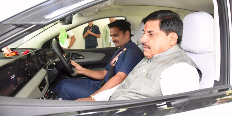 भोपाल में अपनी नई इलेक्ट्रिक कार 'महिंद्रा XEV 9e' के पास खड़े मध्य प्रदेश के मुख्यमंत्री डॉ. मोहन यादव।