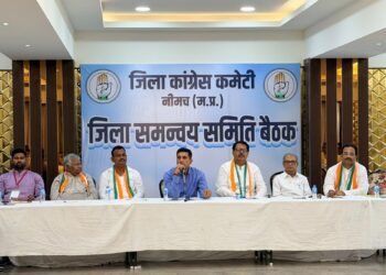 नीमच और मंदसौर में जिला कांग्रेस समन्वय समिति की बैठक को संबोधित करते प्रदेश प्रभारी हरीश चौधरी और संजय दत्त।