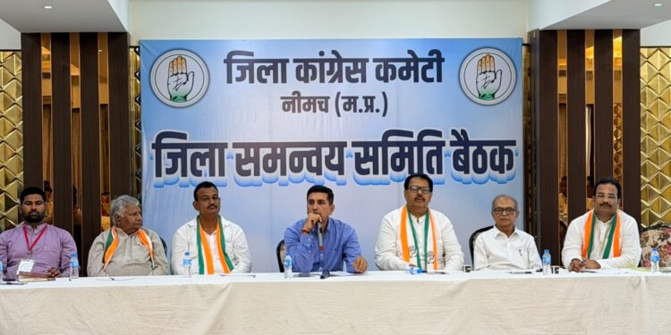 नीमच और मंदसौर में जिला कांग्रेस समन्वय समिति की बैठक को संबोधित करते प्रदेश प्रभारी हरीश चौधरी और संजय दत्त।