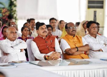 मुख्यमंत्री डॉ. मोहन यादव और भाजपा प्रदेश अध्यक्ष हेमंत खंडेलवाल भैंसदेही में PM मोदी के मन की बात कार्यक्रम को सुनते हुए भाजपा कार्यकर्ताओं के साथ