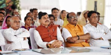 मुख्यमंत्री डॉ. मोहन यादव और भाजपा प्रदेश अध्यक्ष हेमंत खंडेलवाल भैंसदेही में PM मोदी के मन की बात कार्यक्रम को सुनते हुए भाजपा कार्यकर्ताओं के साथ