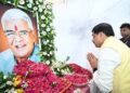 भोपाल स्थित मध्य प्रदेश विधानसभा परिसर में पूर्व मुख्यमंत्री स्वर्गीय बाबूलाल गौर की प्रतिमा पर माल्यार्पण करते मुख्यमंत्री और अन्य नेता।